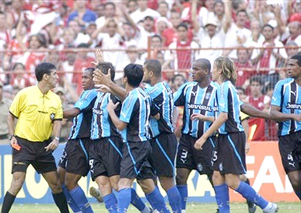 26 de novembro de 2005 - O dia da histórica Batalha dos Aflitos, onde o Grêmio obteve a surpreendente vitória por 1×0, quando tinha sete jogadores em campo, e voltou para Série A, numa das partidas mais emocionantes da história do futebol, e que ficou conhecida como 